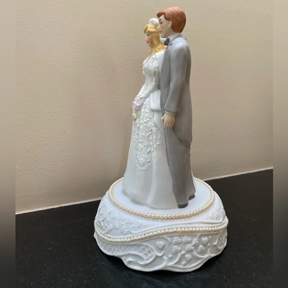EHW Wedding Cake Bride & Groom Topper/Music Box 